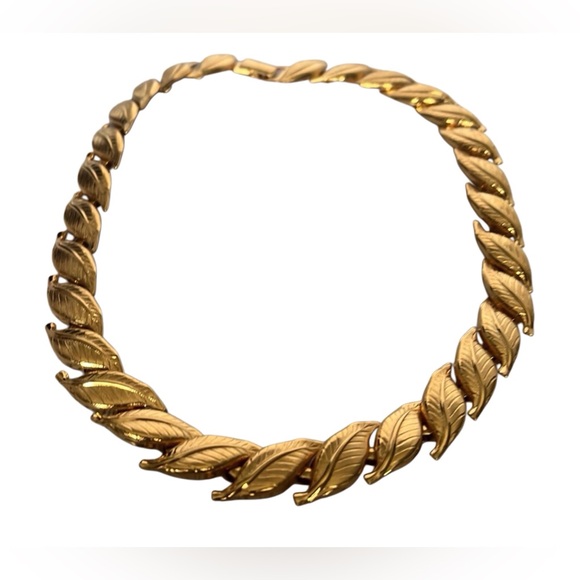 Vintage Napier Gold Tone Leaf Pattern Necklace. Pre Owned - Picture 1 of 4